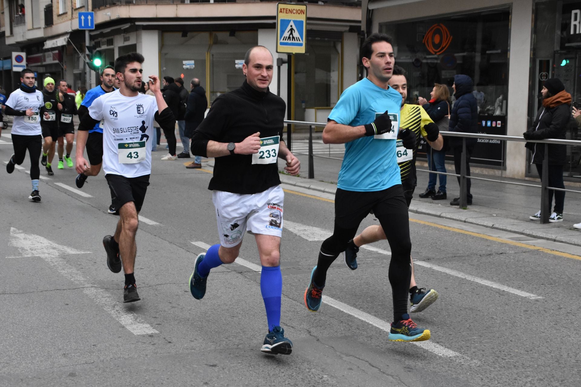 Los calagurritanos disfrutan la San Silvestre en la calle