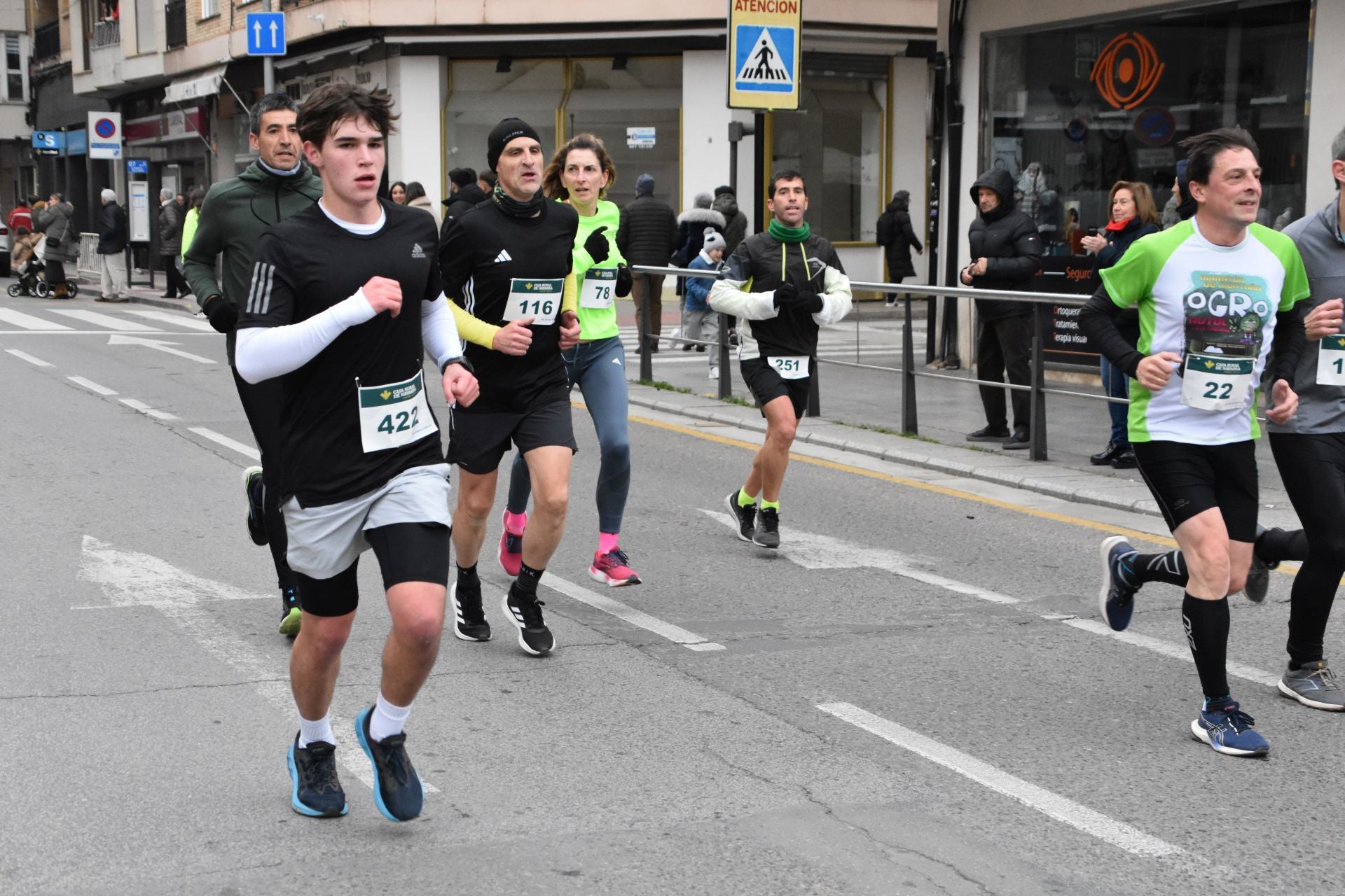 Los calagurritanos disfrutan la San Silvestre en la calle