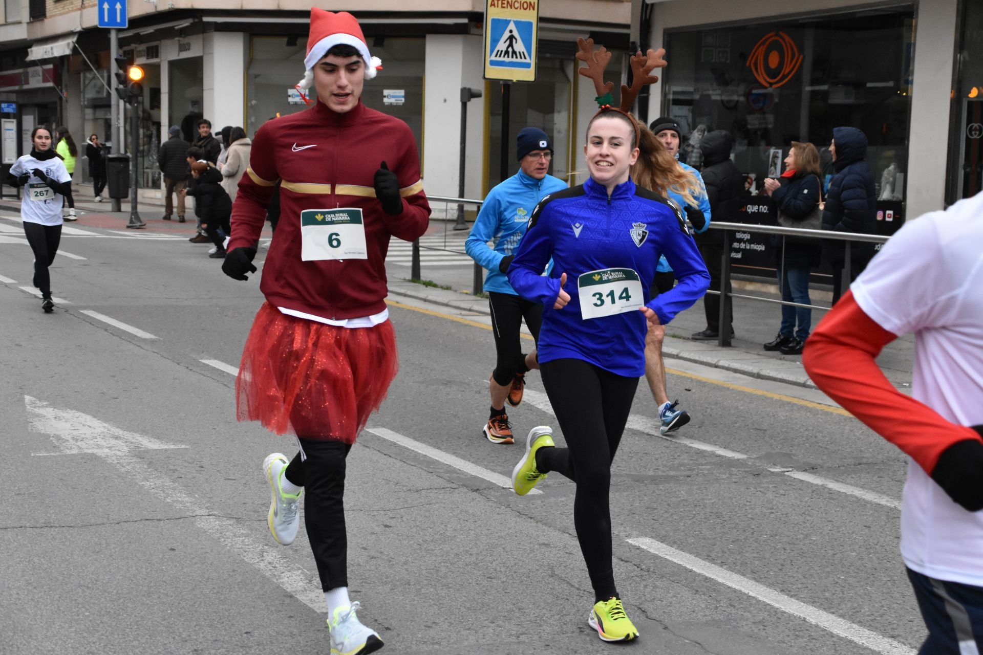 Los calagurritanos disfrutan la San Silvestre en la calle