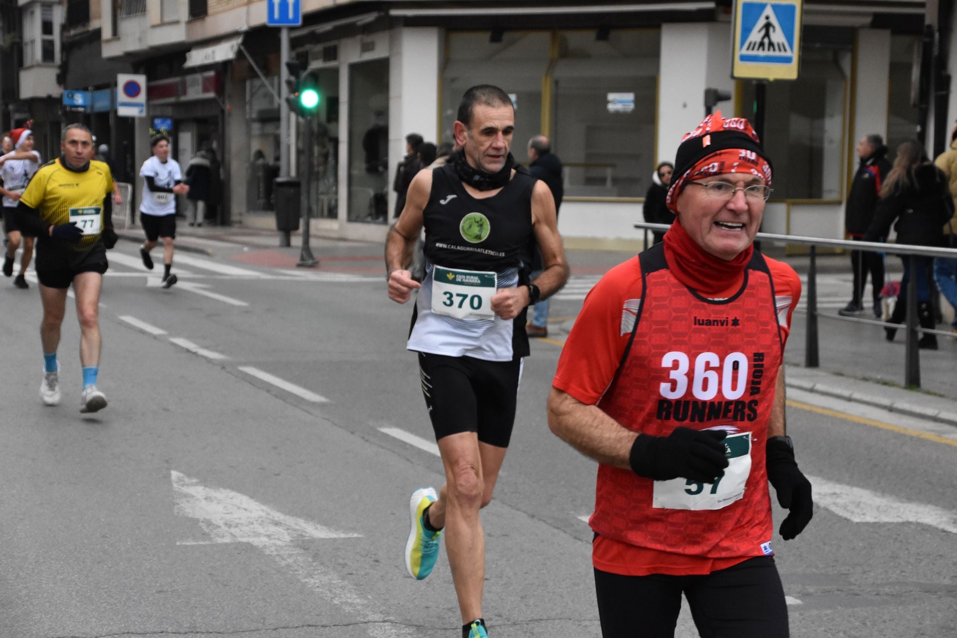 Los calagurritanos disfrutan la San Silvestre en la calle