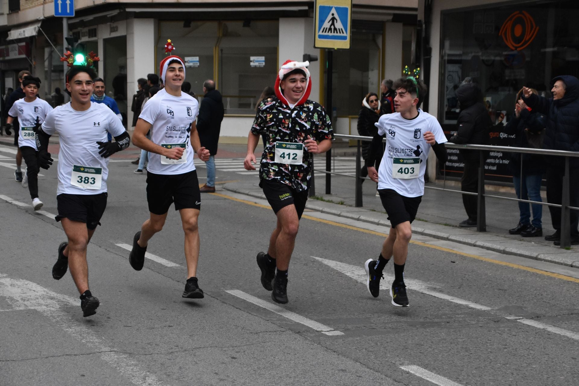 Los calagurritanos disfrutan la San Silvestre en la calle