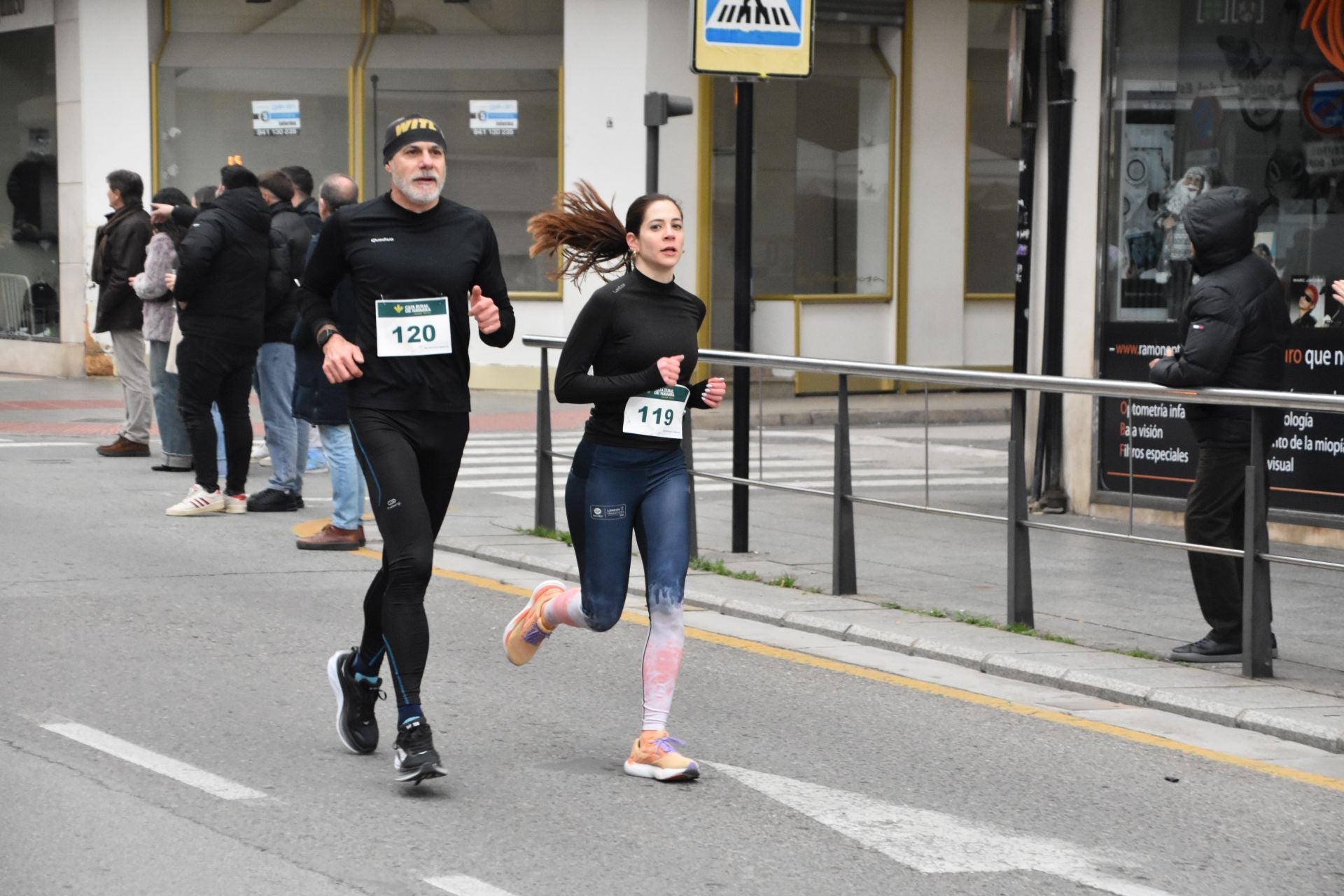 Los calagurritanos disfrutan la San Silvestre en la calle