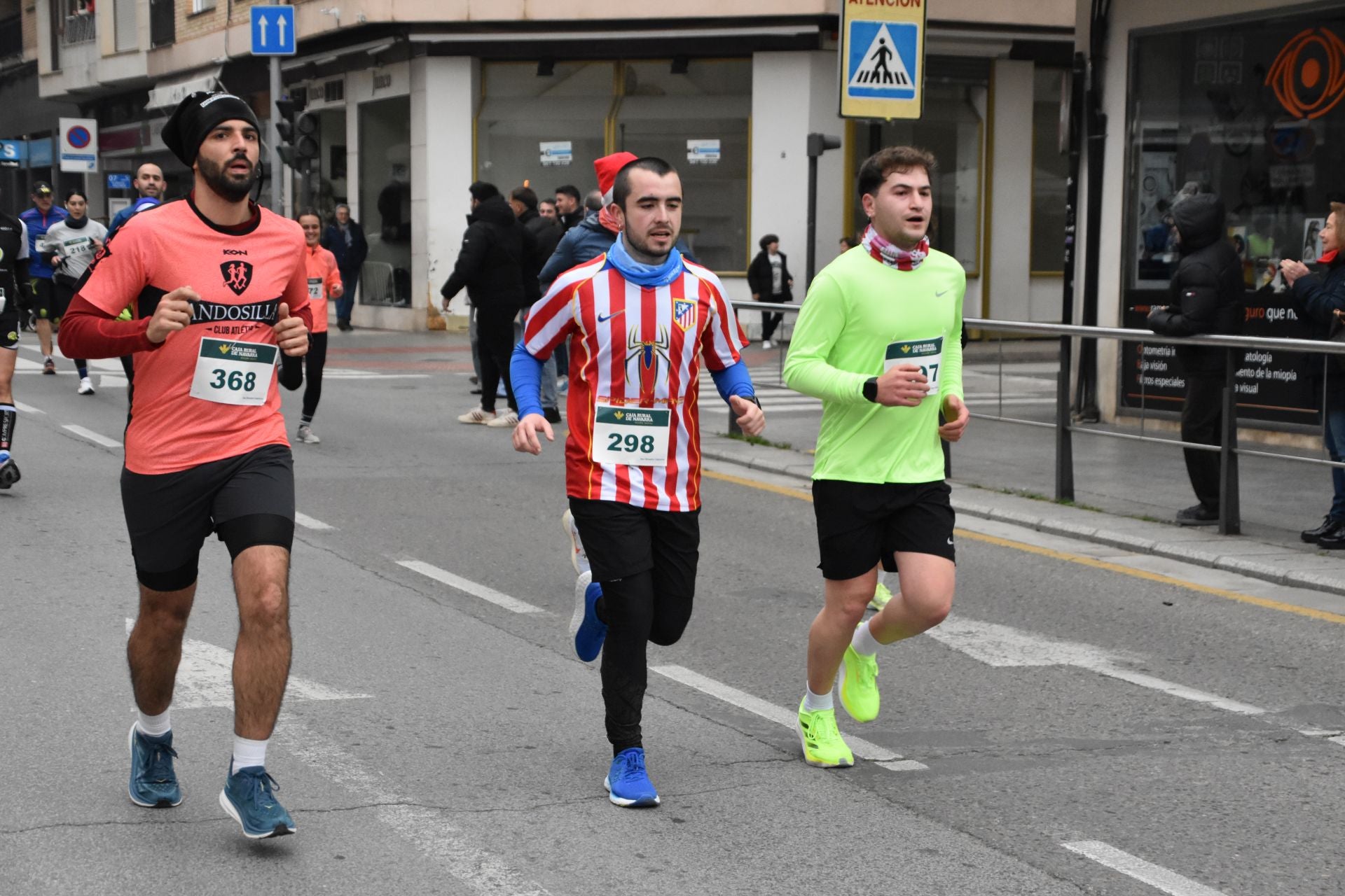 Los calagurritanos disfrutan la San Silvestre en la calle