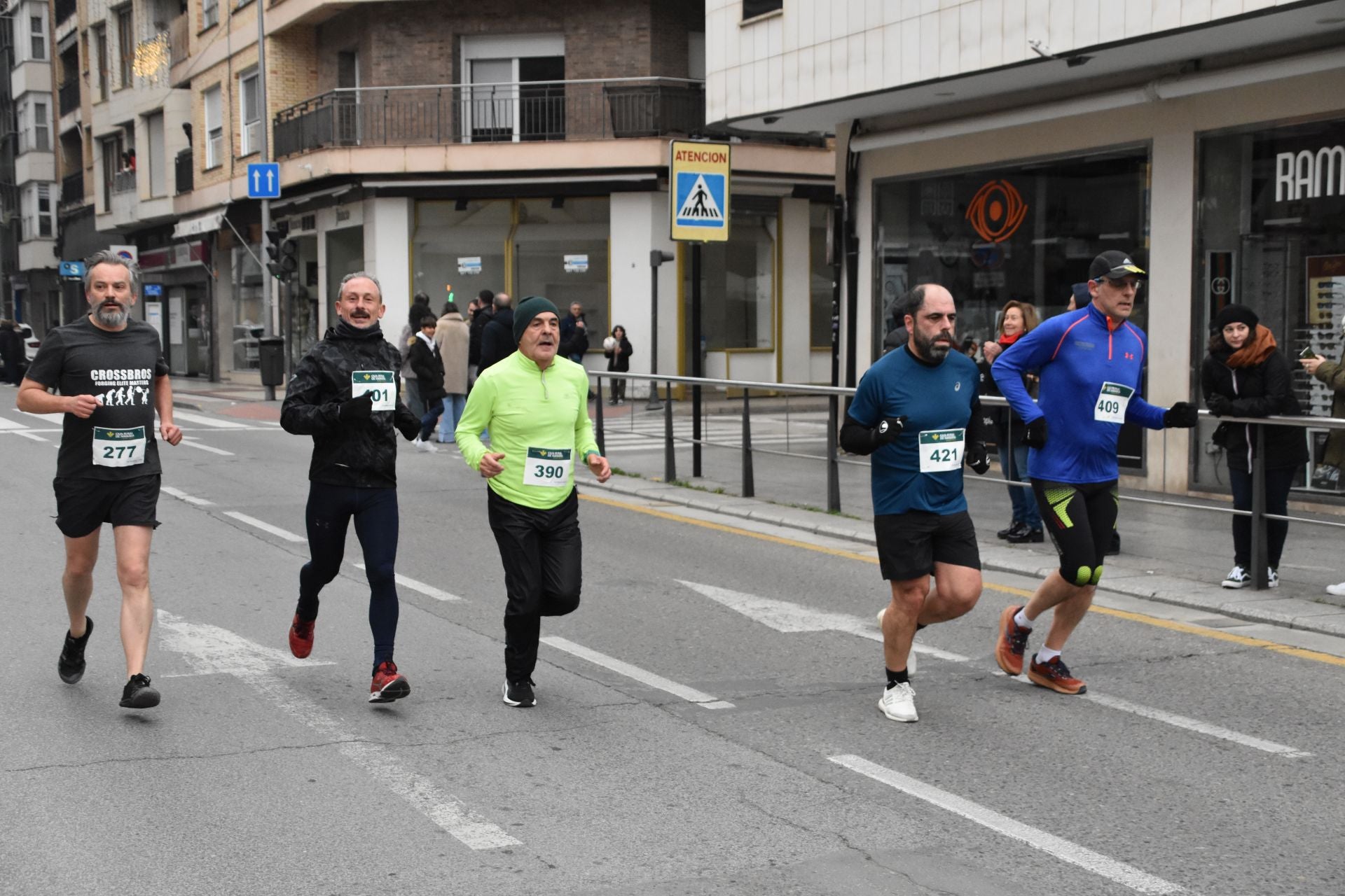 Los calagurritanos disfrutan la San Silvestre en la calle