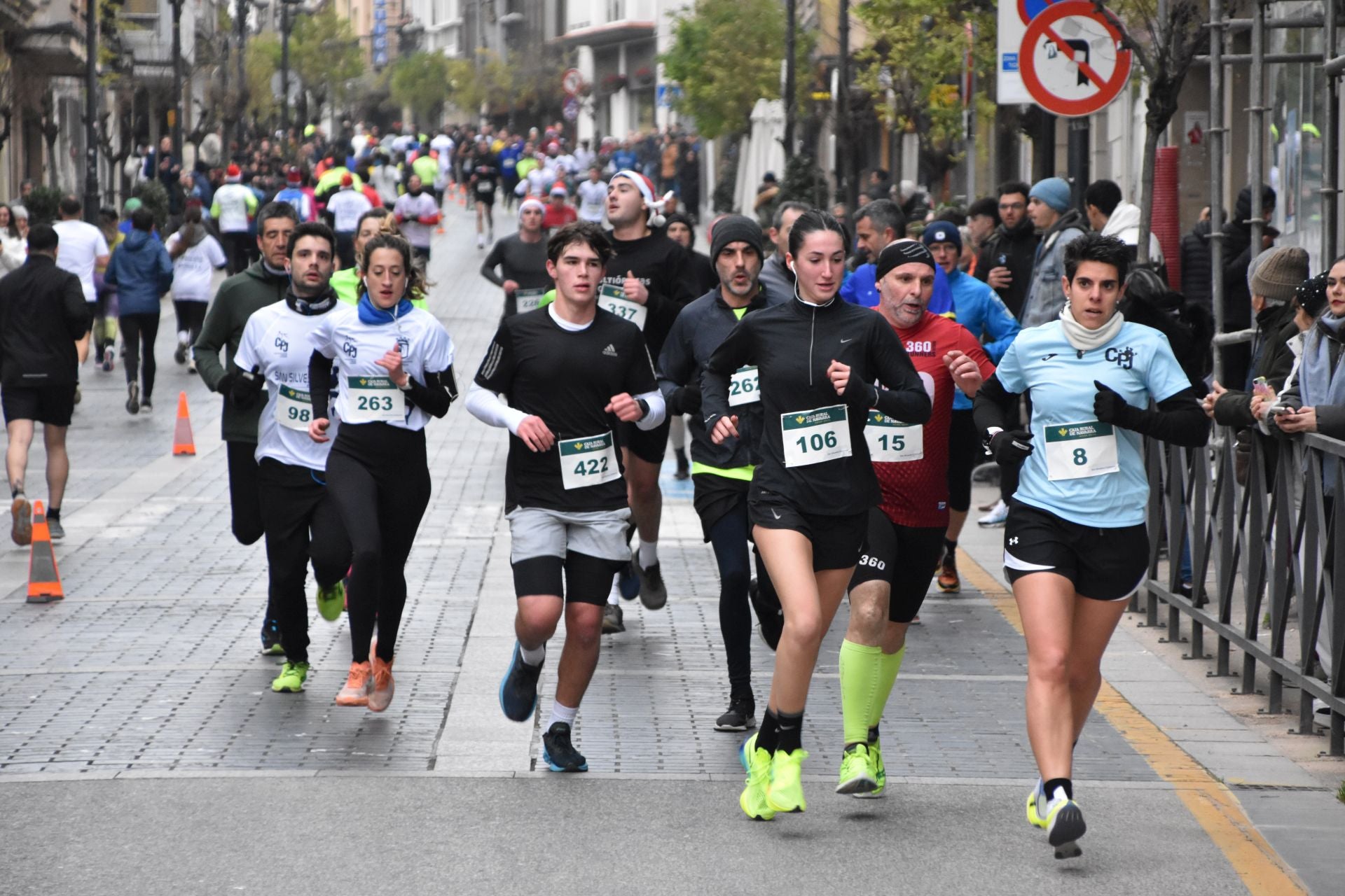 Los calagurritanos disfrutan la San Silvestre en la calle