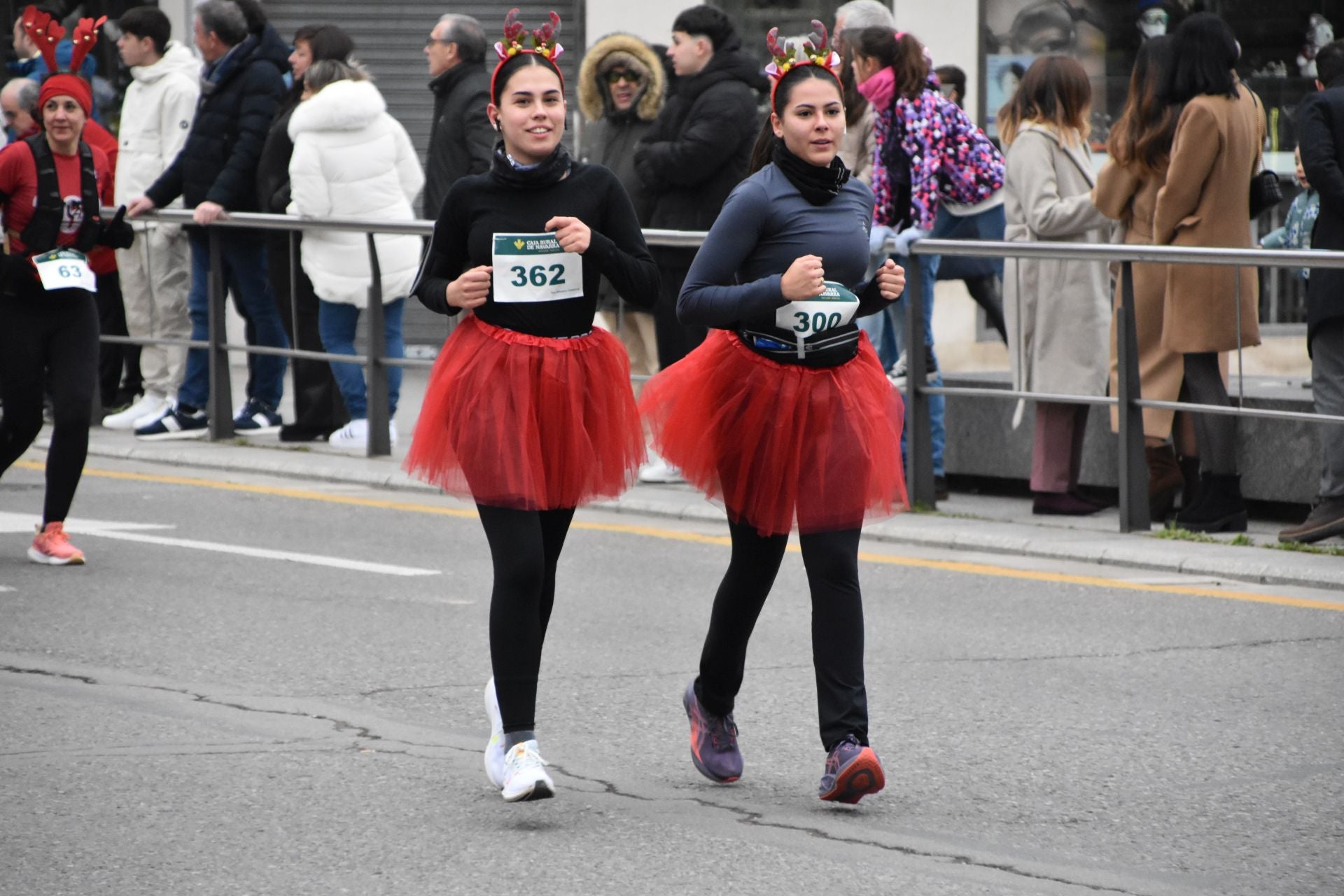 Los calagurritanos disfrutan la San Silvestre en la calle