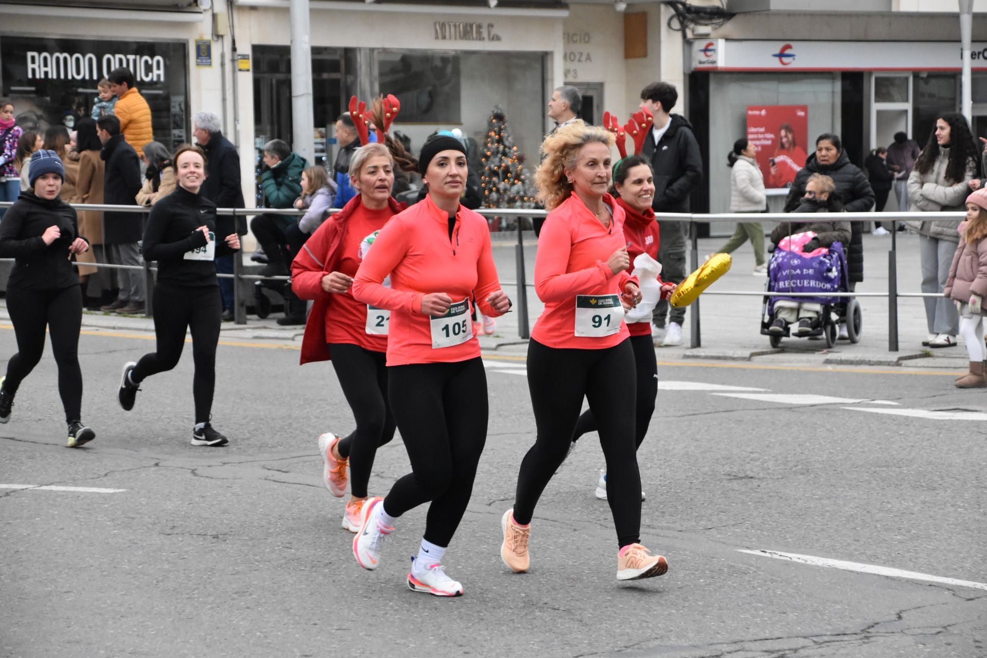Los calagurritanos disfrutan la San Silvestre en la calle