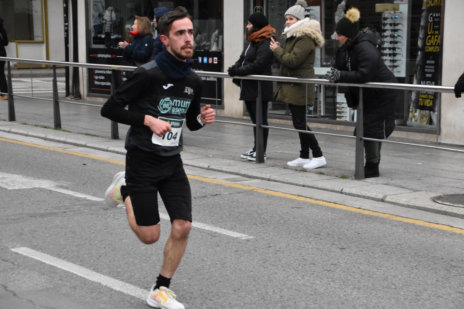 Los calagurritanos disfrutan la San Silvestre en la calle