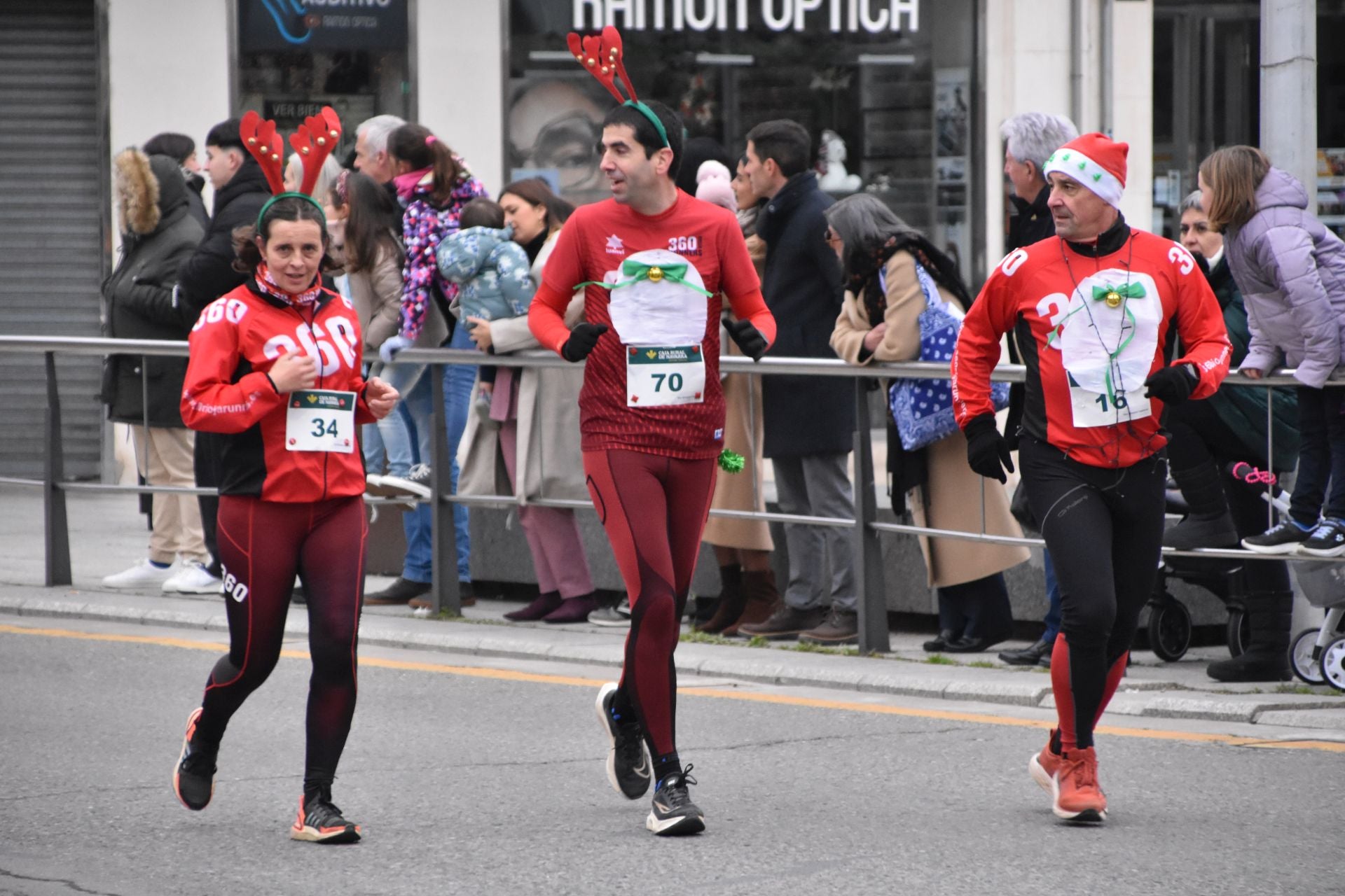 Los calagurritanos disfrutan la San Silvestre en la calle