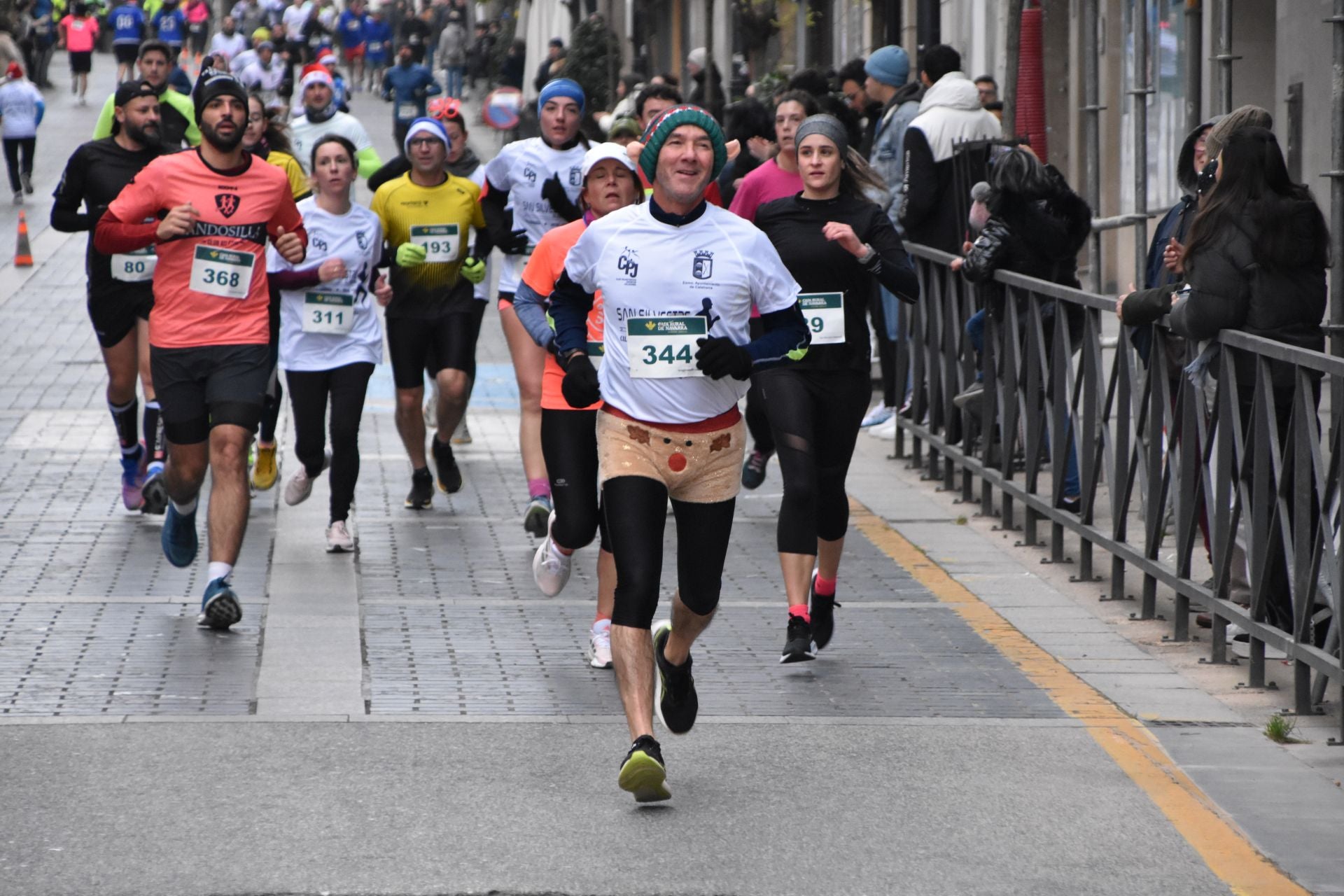 Los calagurritanos disfrutan la San Silvestre en la calle