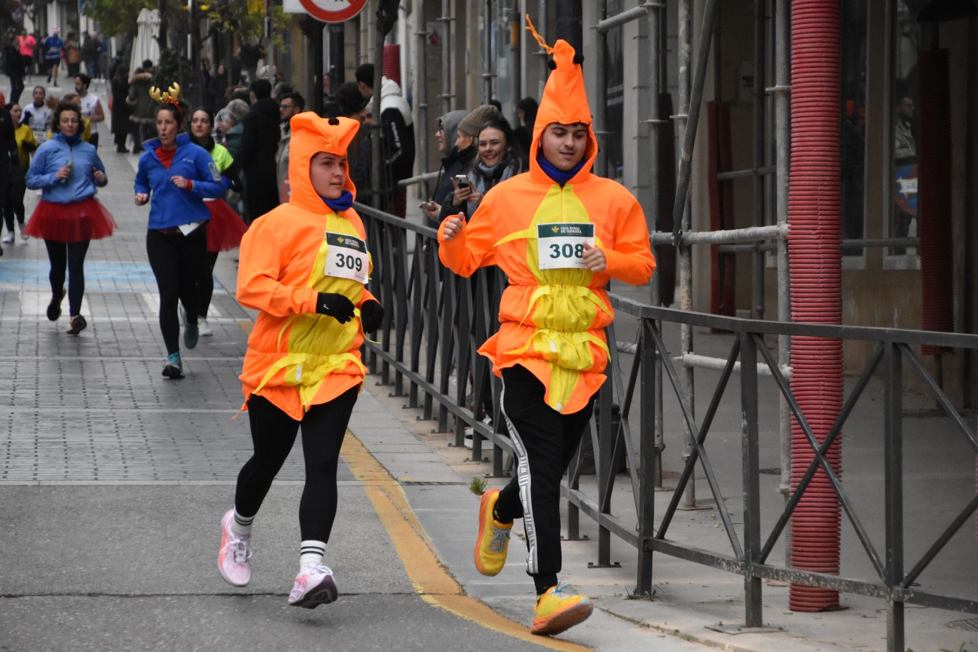 Los calagurritanos disfrutan la San Silvestre en la calle