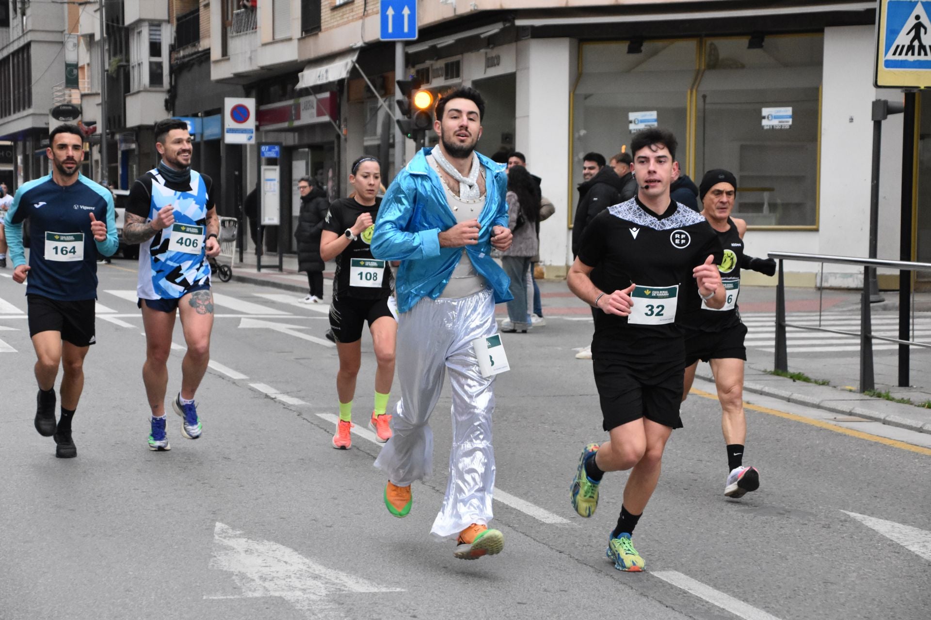 Los calagurritanos disfrutan la San Silvestre en la calle