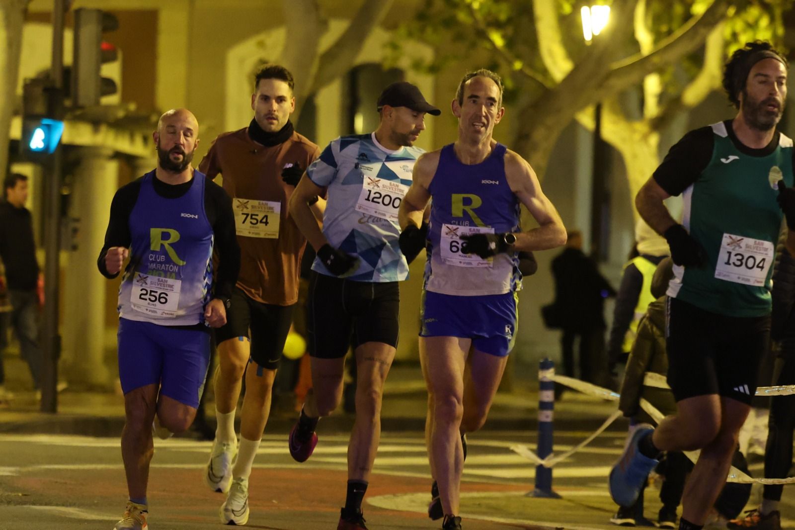 Los logroñeses llenan de nuevo las calles en la San Silvestre