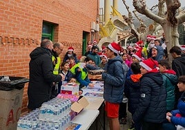 El ambiente festivo anima la San Silvestre de Cervera