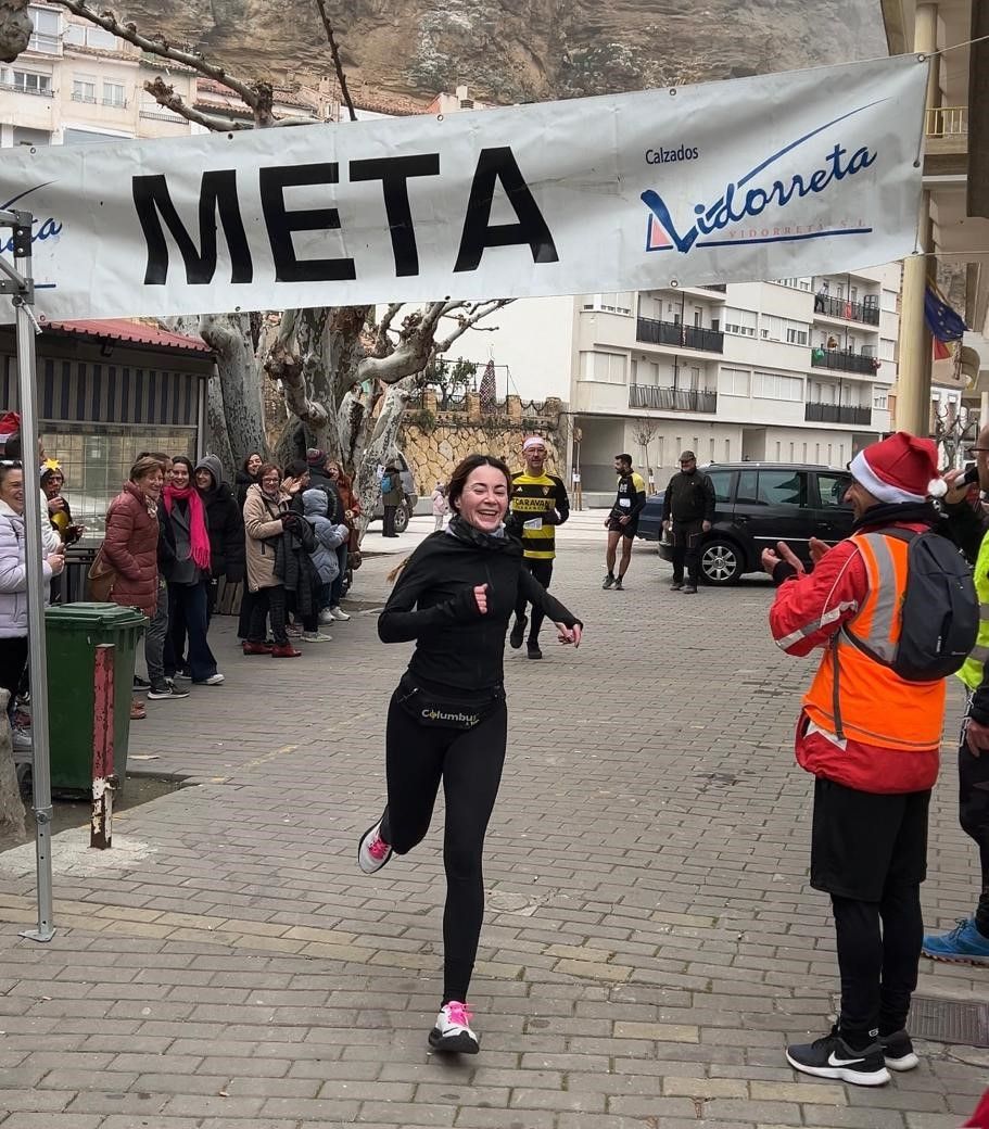 El ambiente festivo anima la San Silvestre de Cervera