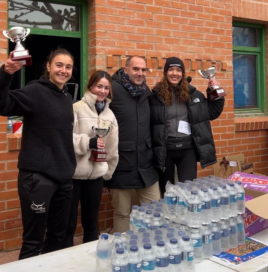 El ambiente festivo anima la San Silvestre de Cervera