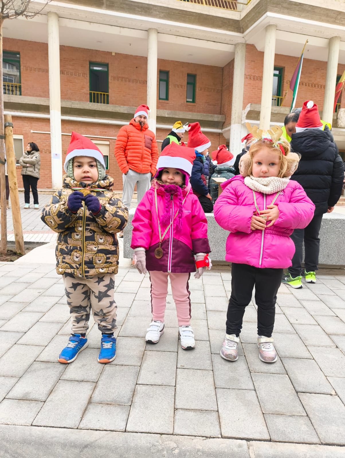 El ambiente festivo anima la San Silvestre de Cervera