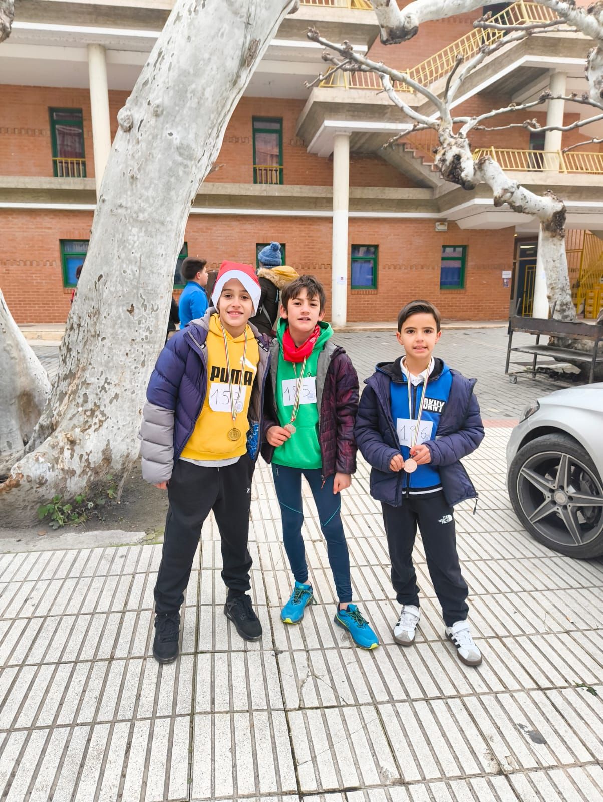 El ambiente festivo anima la San Silvestre de Cervera