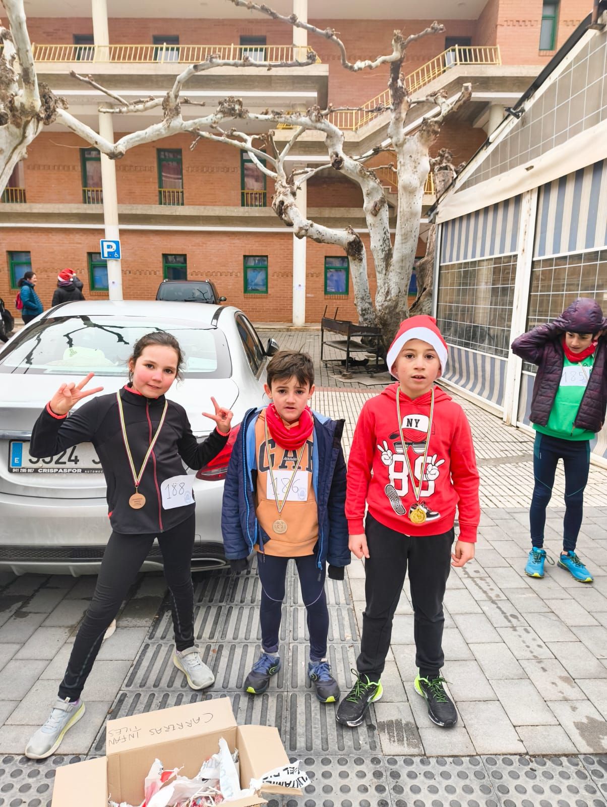 El ambiente festivo anima la San Silvestre de Cervera