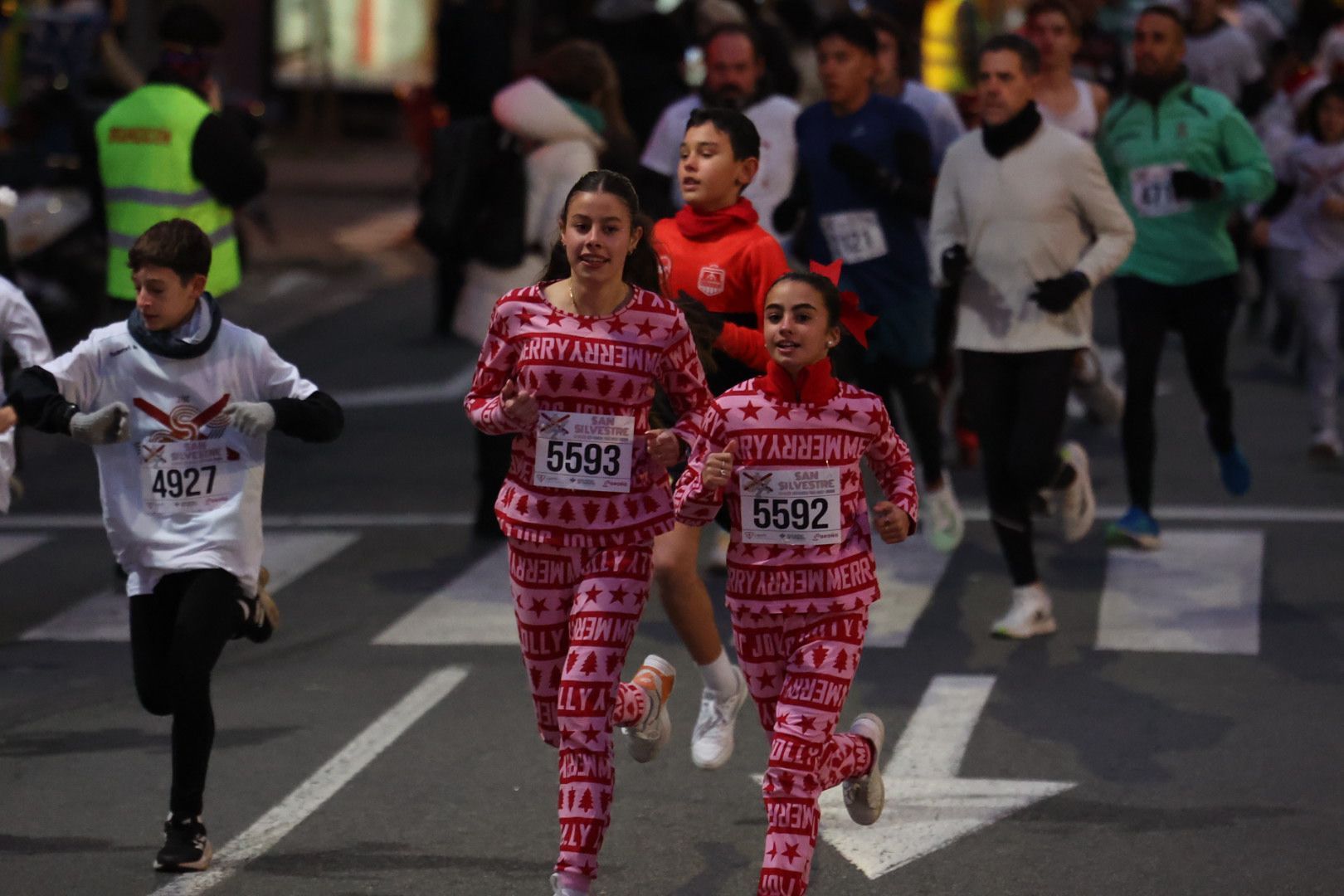 Los logroñeses no escatimaron en complementos para la San Silvestre Popular