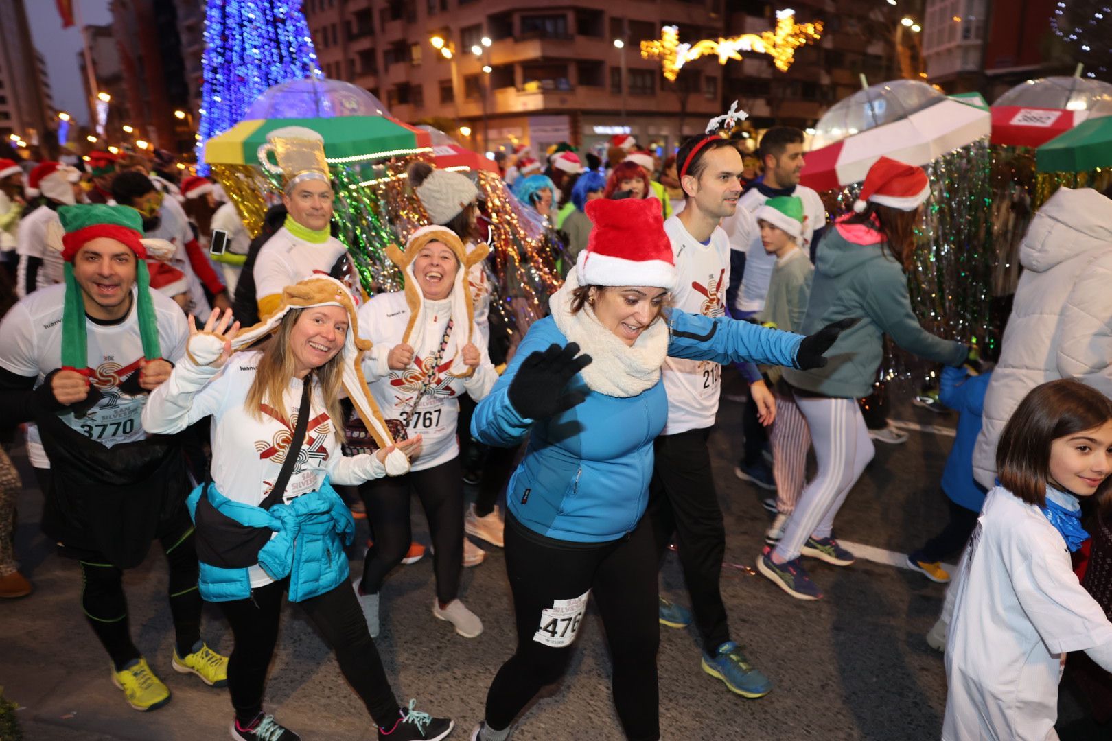 Los logroñeses no escatimaron en complementos para la San Silvestre Popular