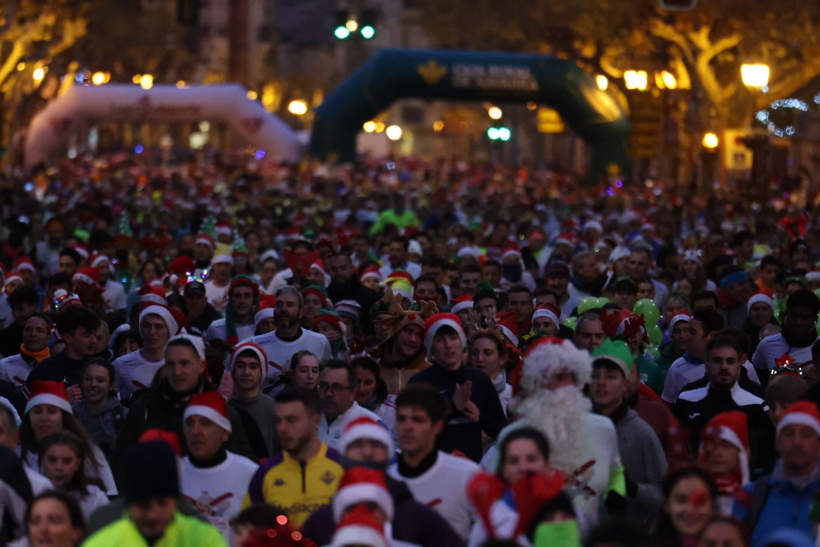 Los logroñeses no escatimaron en complementos para la San Silvestre Popular