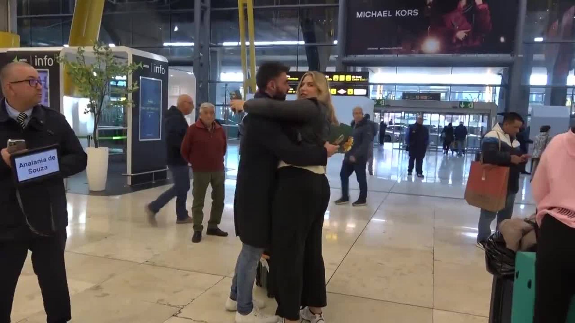 Zeus sorprende a Susana con un ramo de flores en pleno aeropuerto