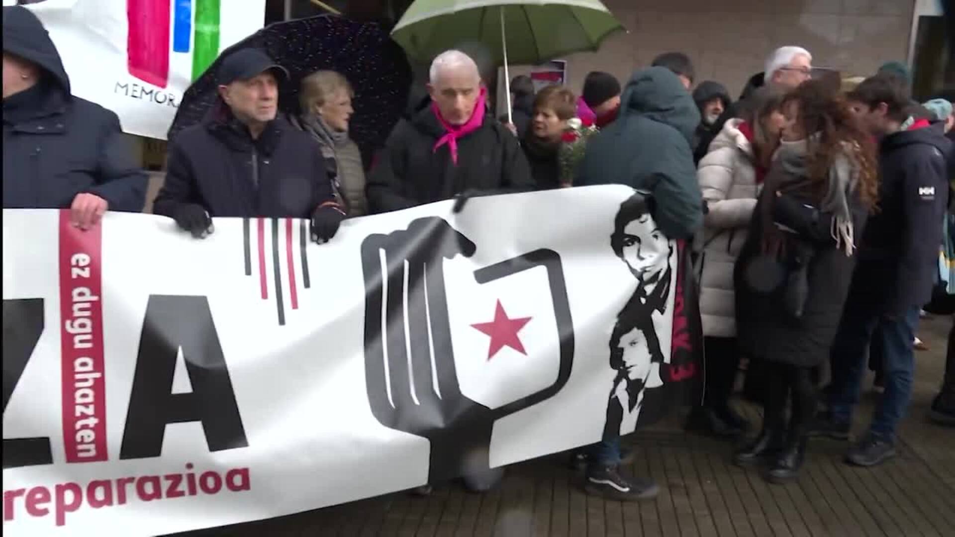Una manifestación recorre Vitoria en recuerdo a las víctimas de la matanza del 3 de marzo