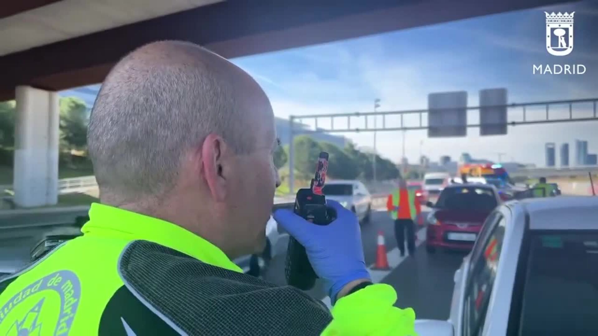 Herido grave un motorista al chocar contra una vehículo en la A-1