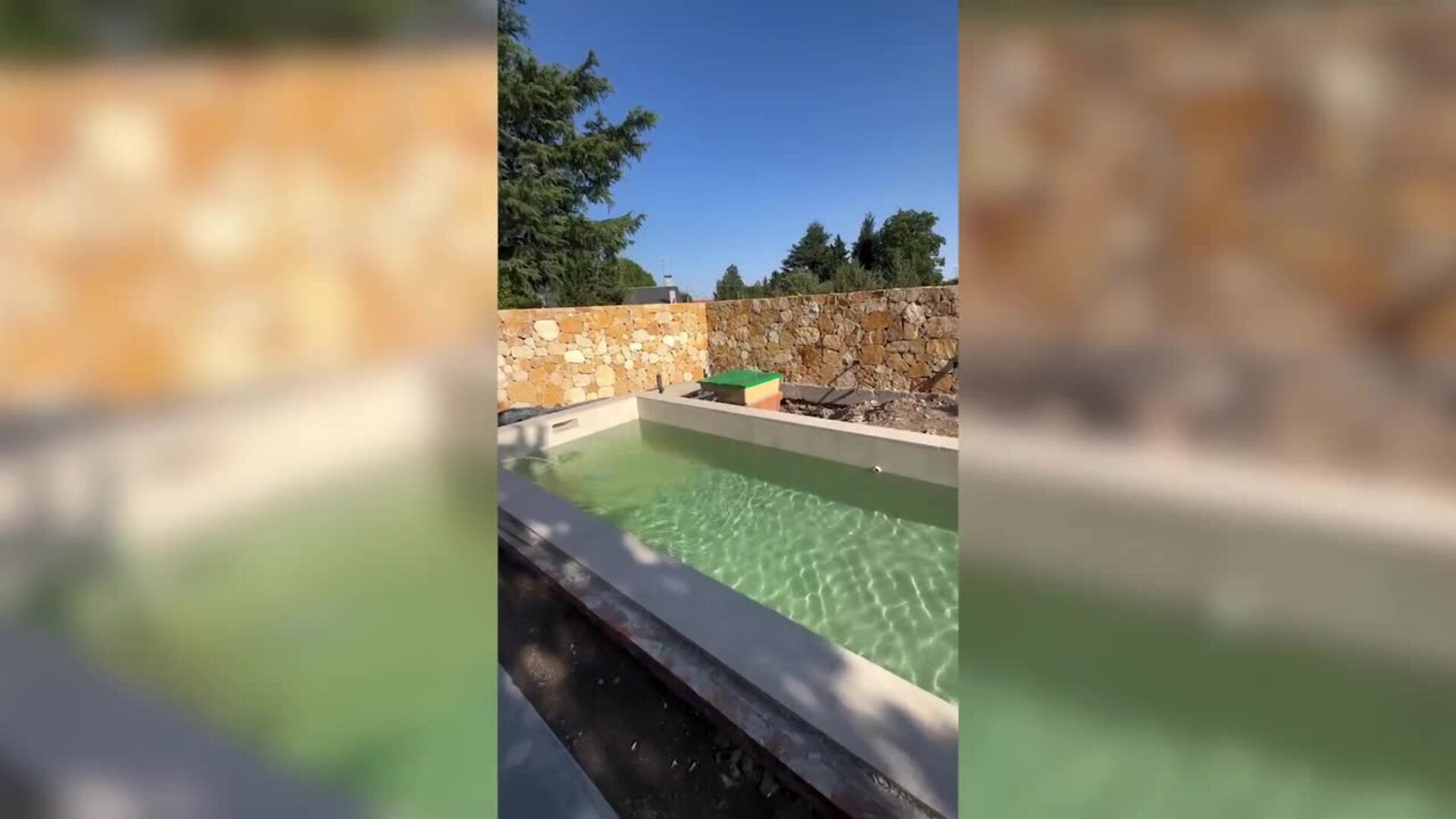 Patricia Steisy y Pablo Pisa estrenan su nueva piscina