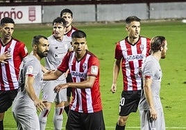 Ander Dulce (20), en una acción a balón parado frente al Athletic, en Las Gaunas.