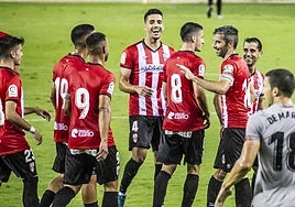 Los jugadores de la UD Logroñés celebran uno de sus goles al Athletic, en agosto de 2020.