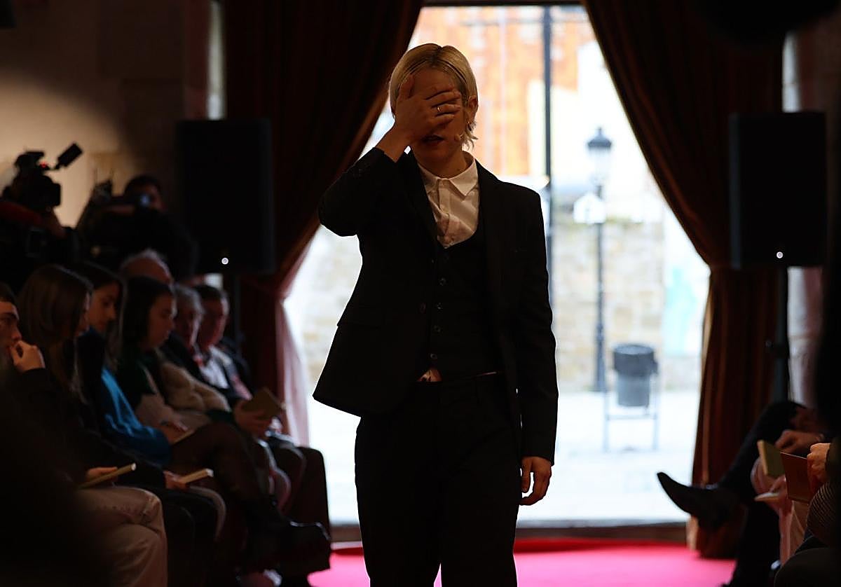 Zuriñe Benavente durante la performance 'Qué tienen las flores', con la que se ha inaugurado Actual 2025 en la Casa de la Imagen.