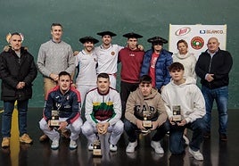Los protagonistas de las dos finales del torneo posan con sus respectivos trofeos.