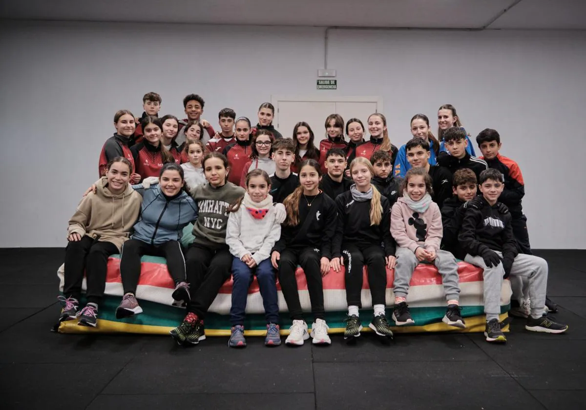 Grupo de atletas riojanos y valencianos, en el gimnasio de las pistas del Adarraga.