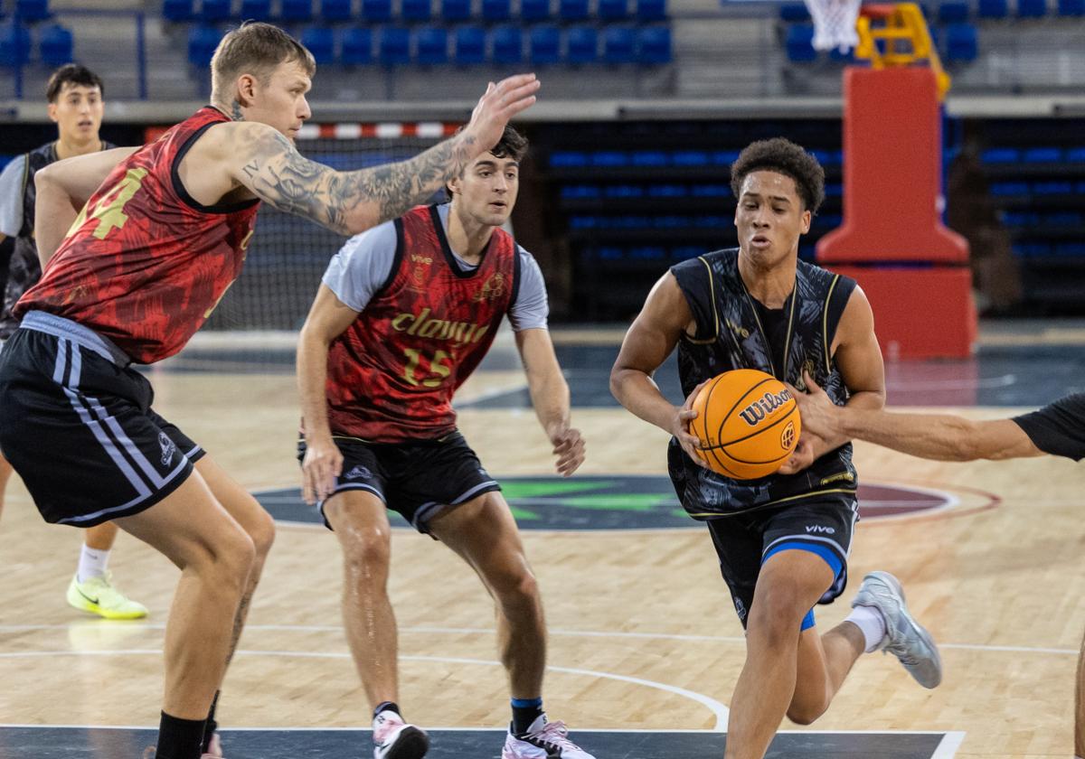 Kevin Torres entra a canasta ante Vladi Orlov en un entrenamiento.