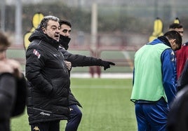 Carlos Pouso da instrucciones en un entrenamiento.