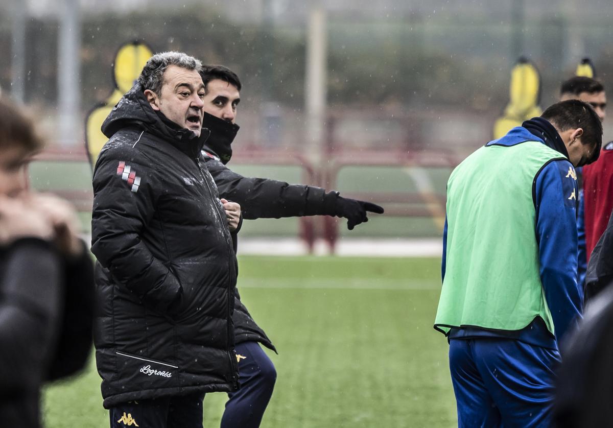 Carlos Pouso da instrucciones en un entrenamiento.