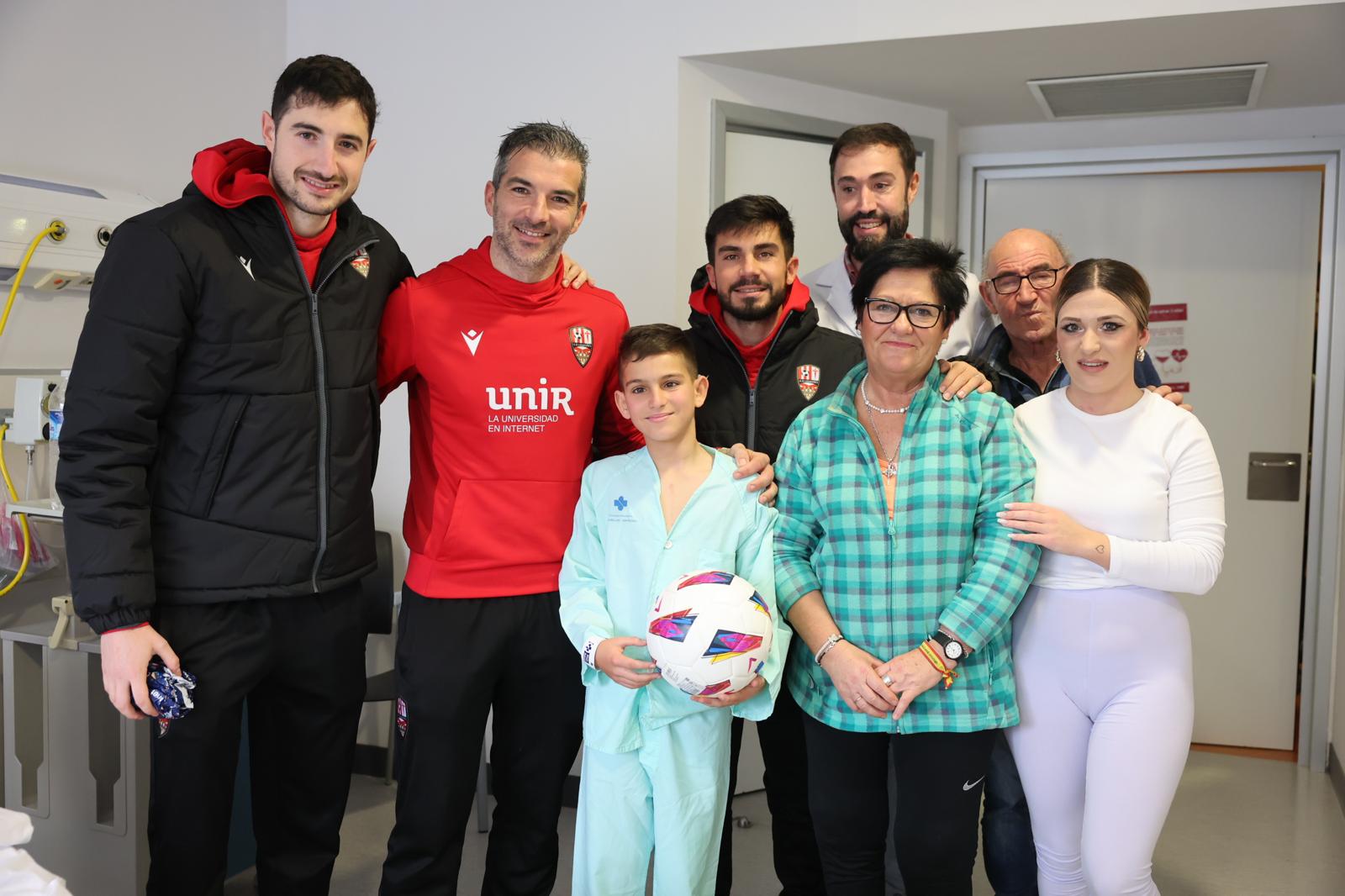 Los jugadores de la UDL visitan a los niños hospitalizados en el San Pedro
