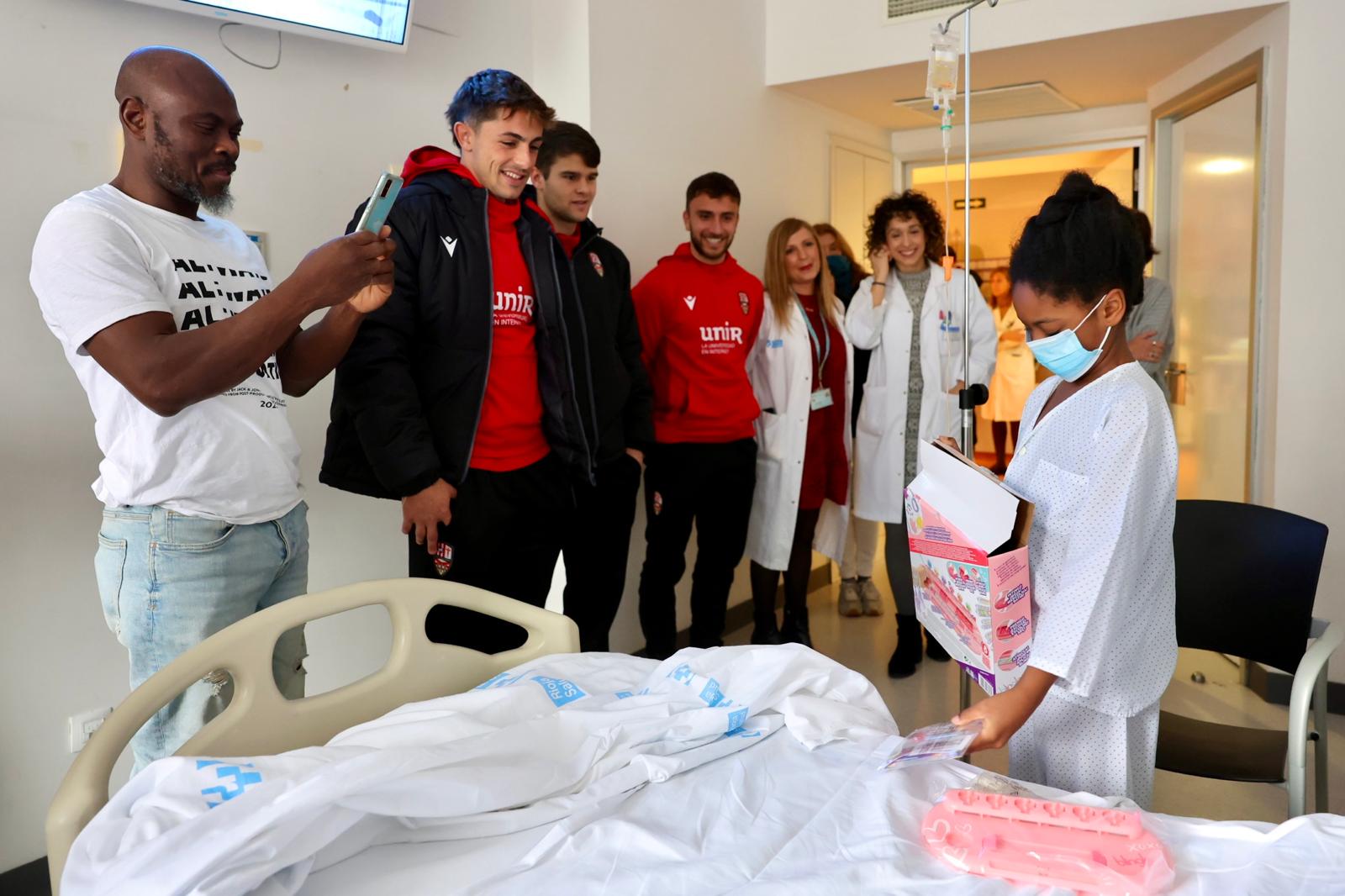 Los jugadores de la UDL visitan a los niños hospitalizados en el San Pedro