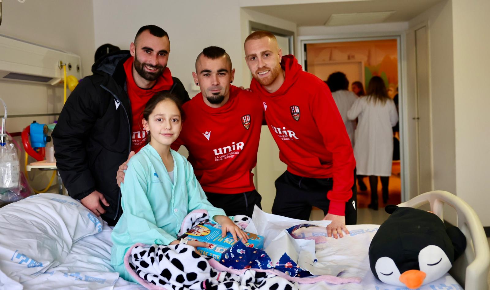 Los jugadores de la UDL visitan a los niños hospitalizados en el San Pedro