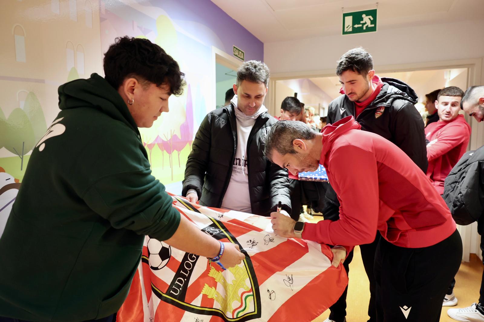 Los jugadores de la UDL visitan a los niños hospitalizados en el San Pedro