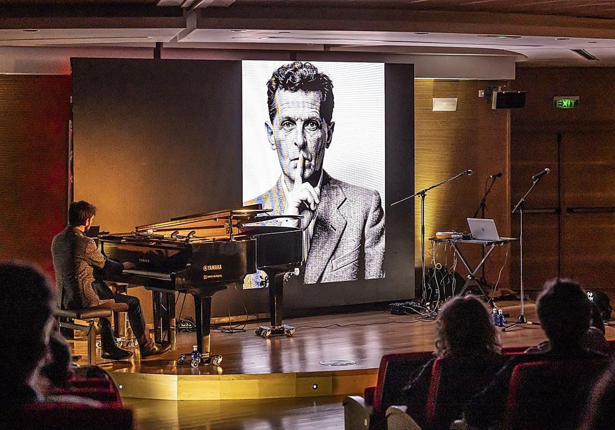 Interpretación de la pieza 'Schweigen', centrada en la obra sobre el silencio del filósofo Ludwig Wittgenstein, cuya imagen se proyectó junto a la de personas riojanas y del resto del mundo.