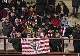 Varios aficionados rojiblancos en la grada de Las Gaunas.