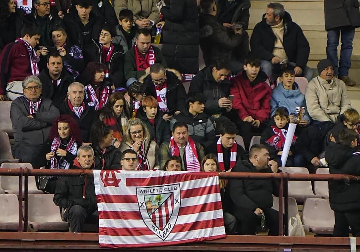 Varios aficionados rojiblancos en la grada de Las Gaunas.
