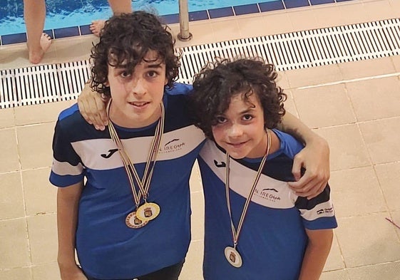 Daniel Simón (izquierda), junto a su hermano Martín, ambos del Club Natación Iregua.