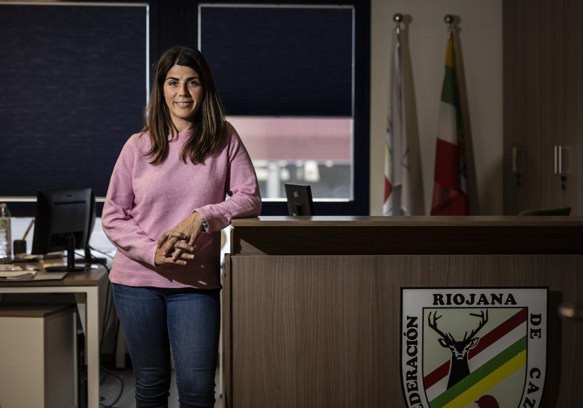 Karla Anguiano Cendrero posa en la sede de la Federación Riojana de Caza que ahora preside.