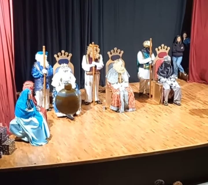 Reyes en el salón de actos antes de iniciar el reparto de regalos.