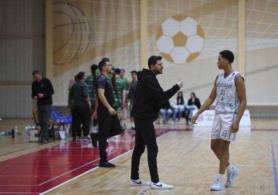 Úriz se dirige a Kevin Torres durante el partido del sábado en Lobete.