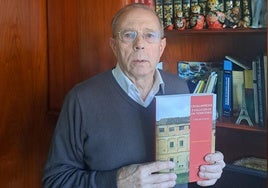 José María Salbidegoitia sostiene en sus manos su libro.